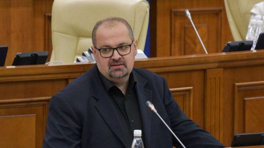 Социалист Адриан Лебединский сложит мандат депутата.
