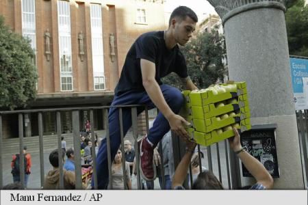 Secții de votare ocupate de alegători pentru a garanta referendumul înCatalonia. Foto: AP Photo