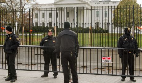 Potrivit Intercept, alerta a identificat bărbatul al cărui nume era trecut la expeditor ca având o lungă istorie cu Secret Service, datând din 1995.