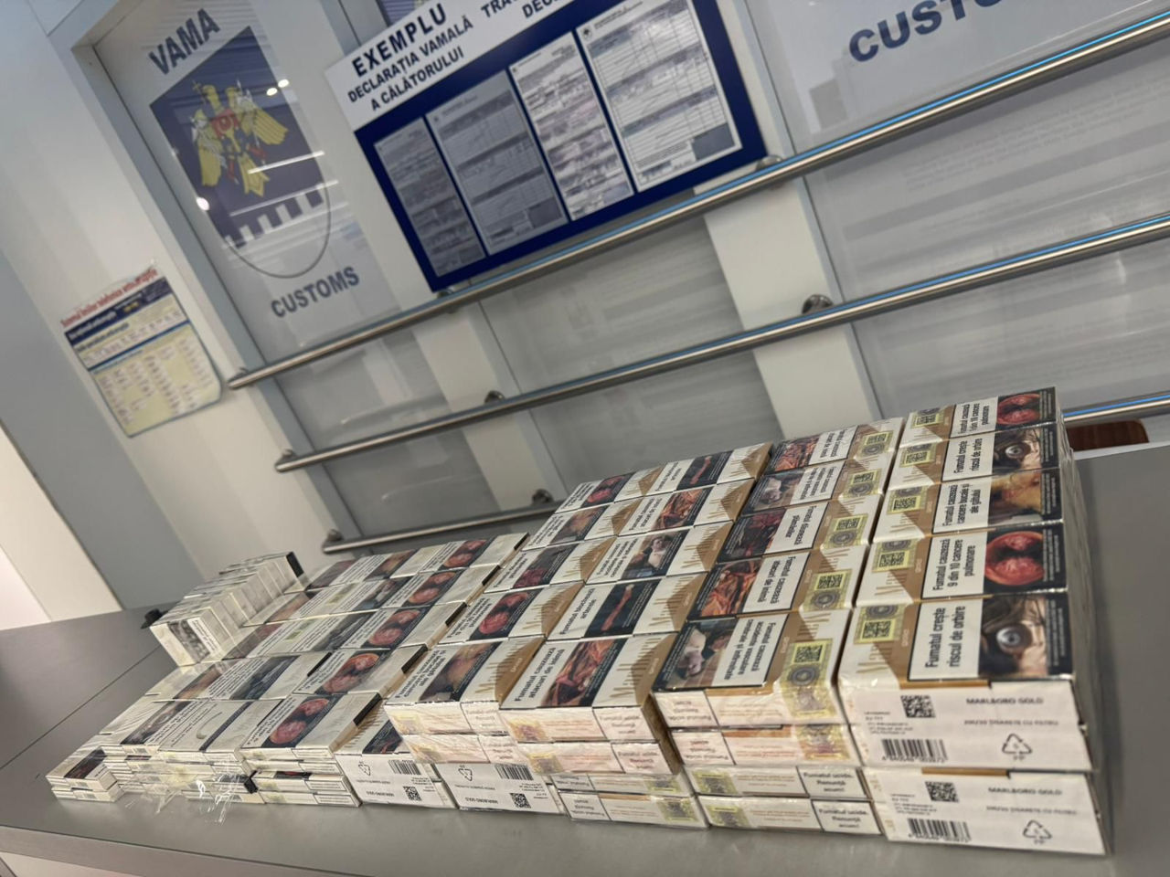 Попытка вывоза более 300 пачек сигарет пресечена в аэропорту Кишинёва.