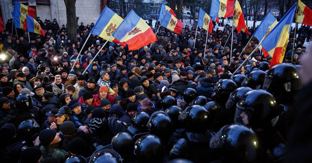 Полиция: Восемь человек подозреваются в подготовке к массовым беспорядкам.