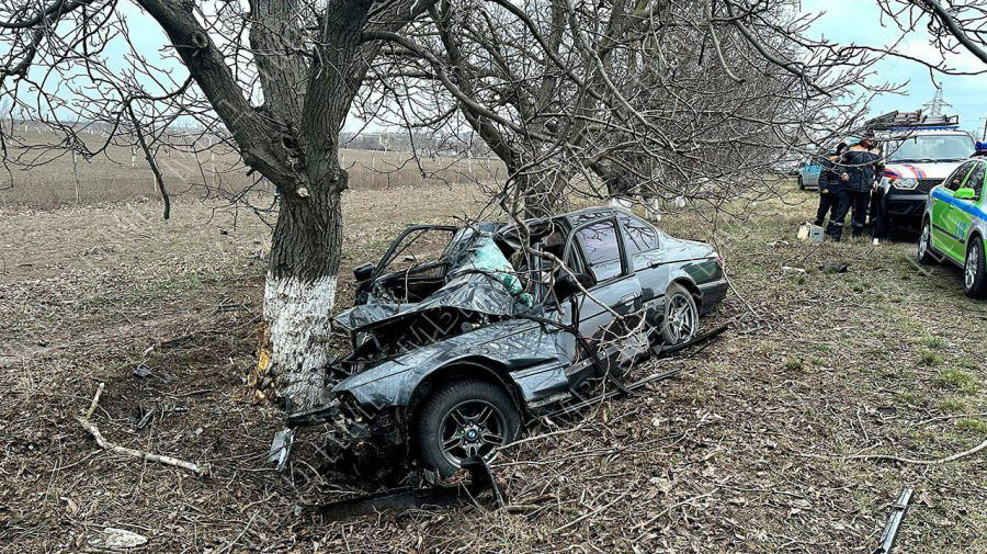 Аварийно-спасательная бригада извлекла тело погибшего из искореженного авто.