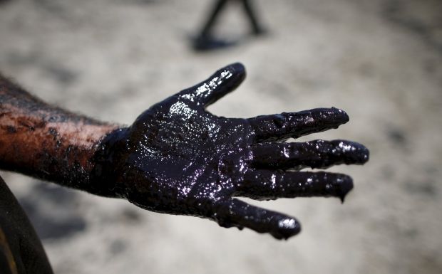 Снижение нефтяных котировок привело к ослаблению рубля.