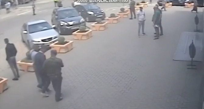 Скандально известный полицейский Маковей подрался с комбатантом Савой. Коллаж: Point.md