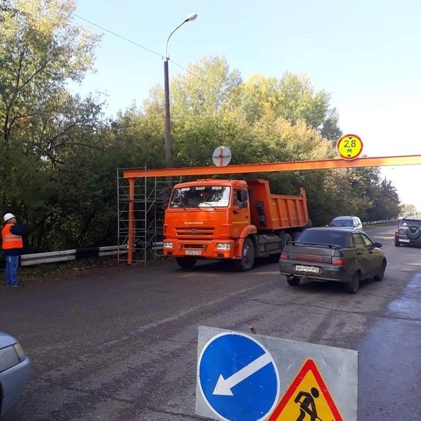 На одной из улиц Комрата установили ограничитель высоты для транспорта.