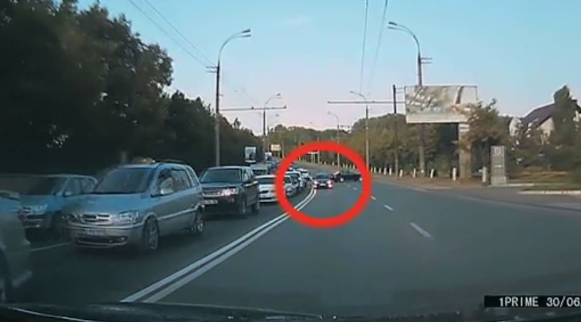 Факт нарушения ПДД запечатлен на столичной улице Константина Стере.
