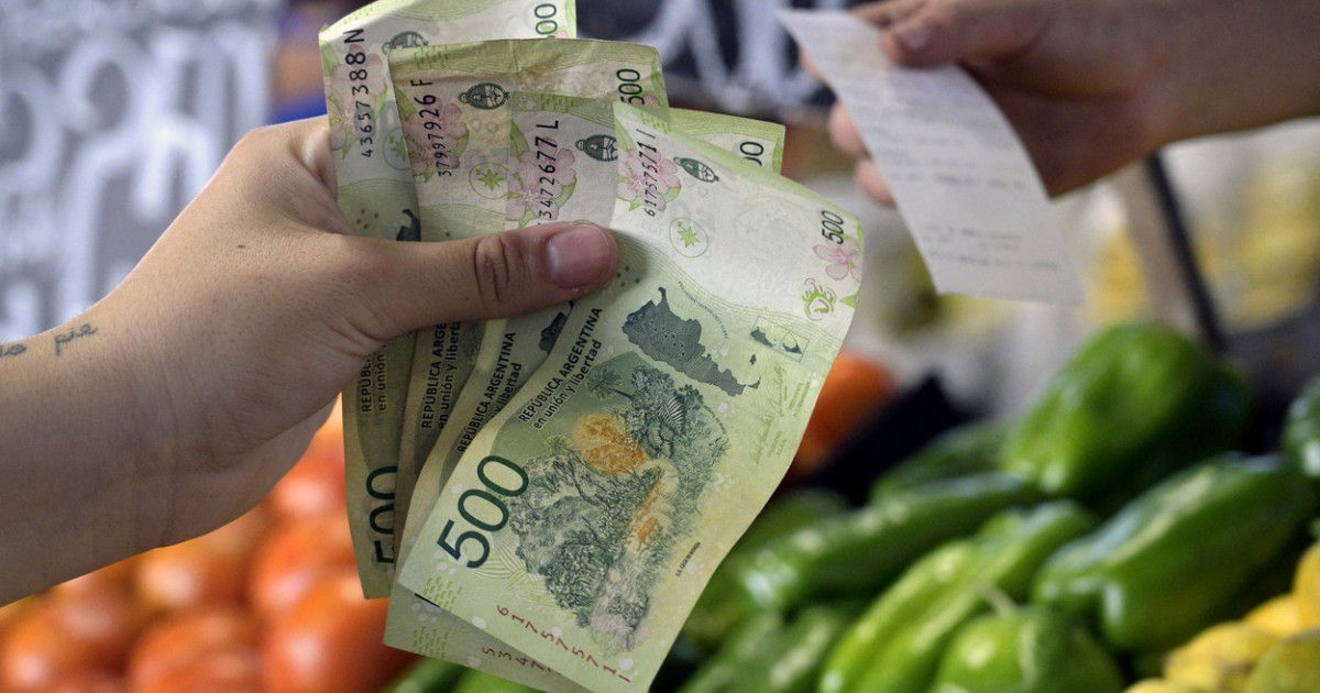 Годовая инфляция в Аргентине превысила 200%.