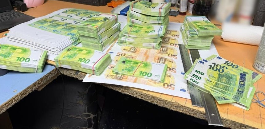 O grupare infracțională care a tipărit bancnote false de două milioane de euro, destructurată în România.