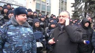 Sute de polițiști păzesc Guvernul. Foto: Captură video/privesc.eu