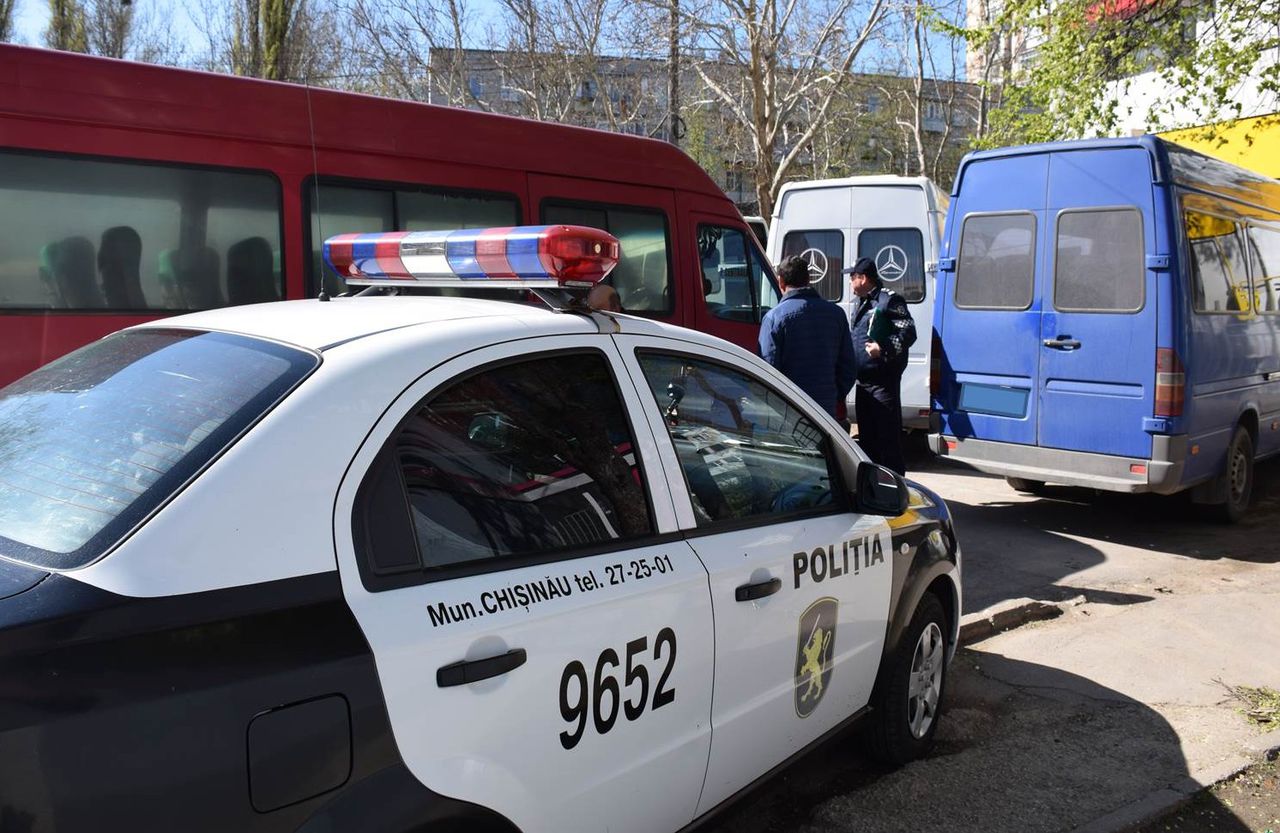 Polițiștii anunță că vor continua descinderile în toate sectoarele orașului.
