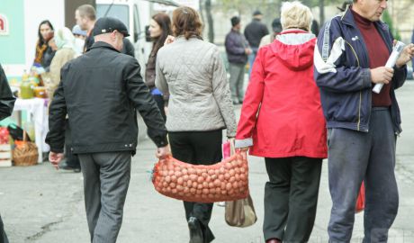 Euro şi dolarul au făcut un pas înapoi, nu însă şi preţurile majorate odată cu deprecierea leului. Foto: jurnal.md