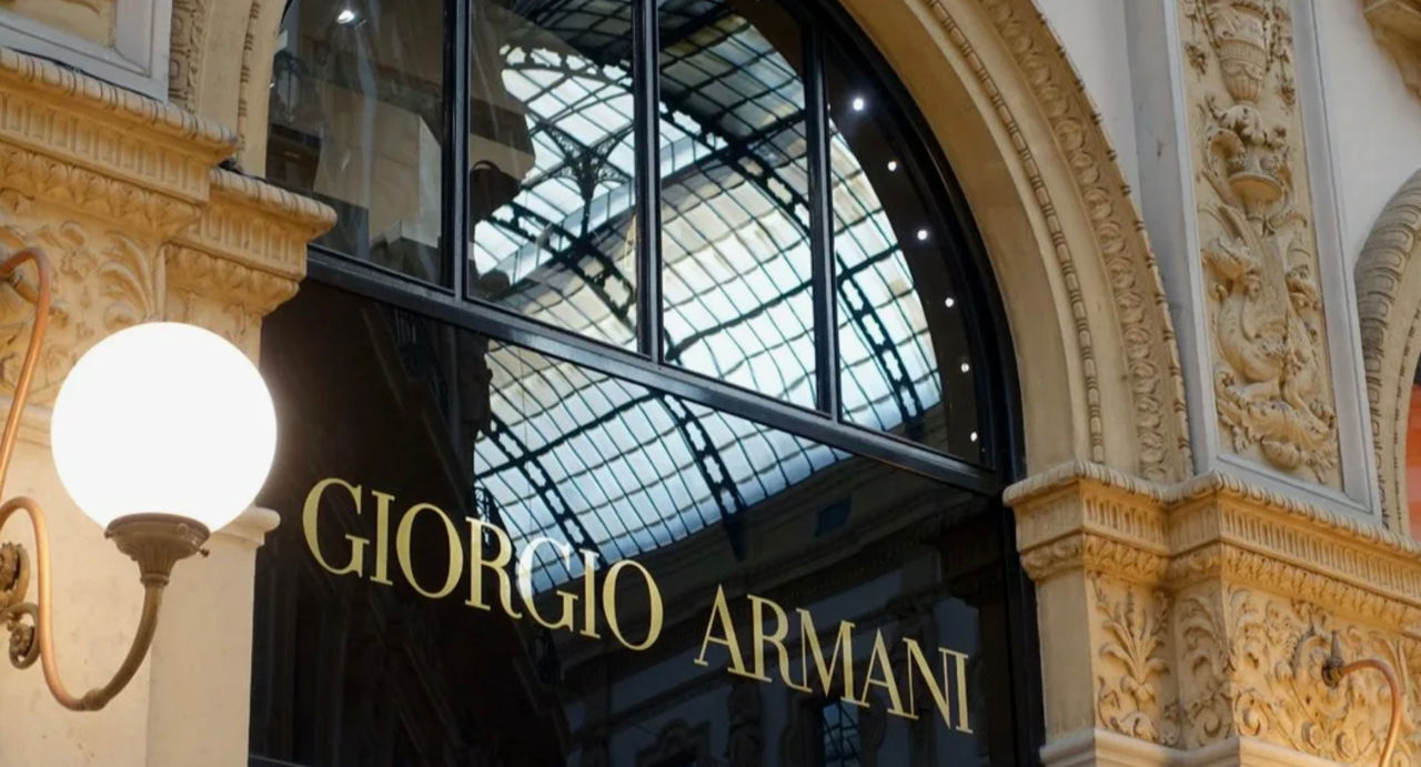 Italia amendează compania Armani cu 3,5 milioane euro pentru declarații false despre responsabilitatea socială.