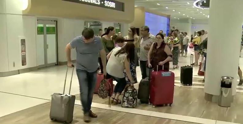Все 115 пассажиров, по словам представителей авиакомпании, получили бесплатно воду и еду. 