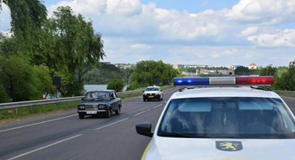 Полиция рекомендует водителям быть осторожнее в связи с жарой.