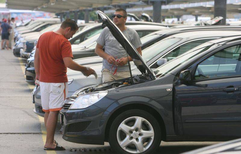 O informaţie sumară şi scurtă precum: număr de înregistrare, marcă, model, culoare, tipul autoturismului sau a remorcii este oferită absolut gratuit.