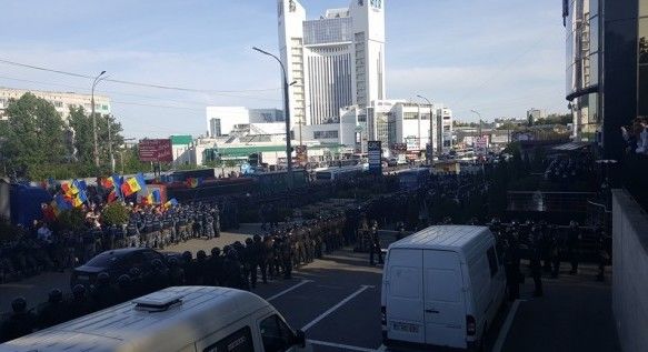 Global Business Center, care aparține oligarhulul Vladimir Plahotniuc, este păzită și în prezent.