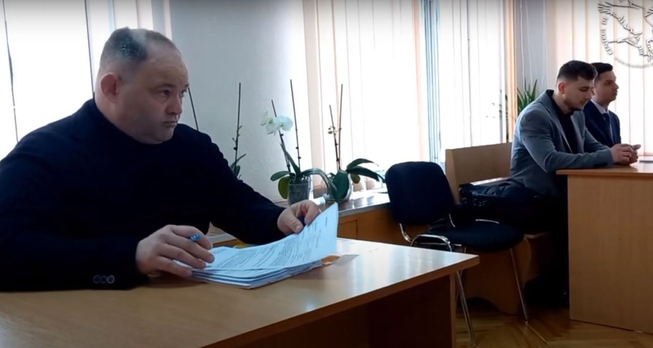 Глава компании, пожаловавшийся, что Попа сфабриковал дело, вызван в суд.