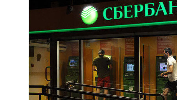 В одном из отделений Сбербанка «северной столицы» России на банкомате было замечено устройство для считывания информации с банковских карт.