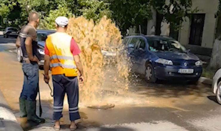 В центре Кишинева прорвало трубу.