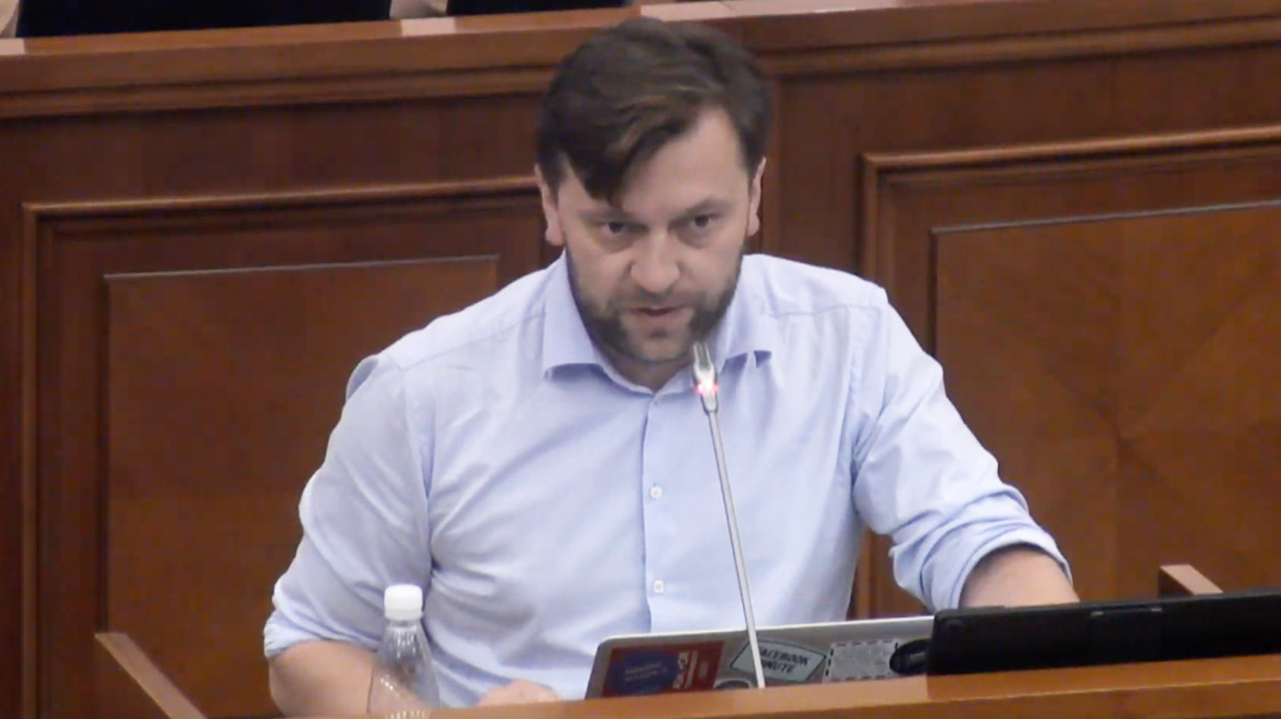 Депутат от блока ACUM Думитру Алайба. 