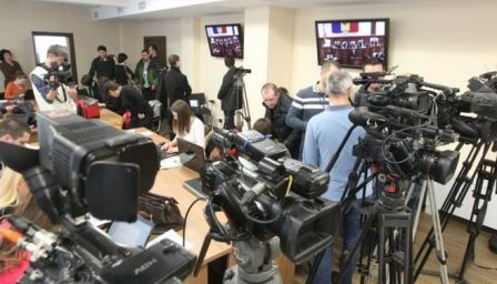 Постоянное бюро парламента запретило находиться в зале пленарных заседаний журналистам с видео-, фотокамерами и диктофонами.