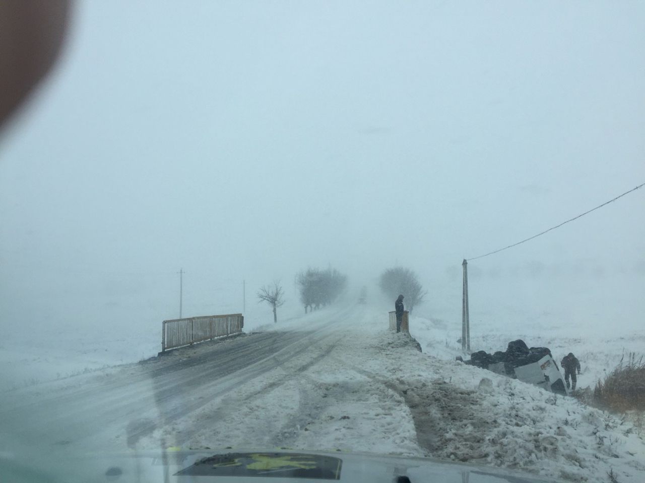 Microbuz de pe ruta Chișinău-Carahasani răsturnat. Sunt 5 răniți