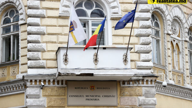 Инициатива избранника предусматривает размещение стяга СНГ наряду с флагами Молдовы и ЕС. Фото: realitatea.md