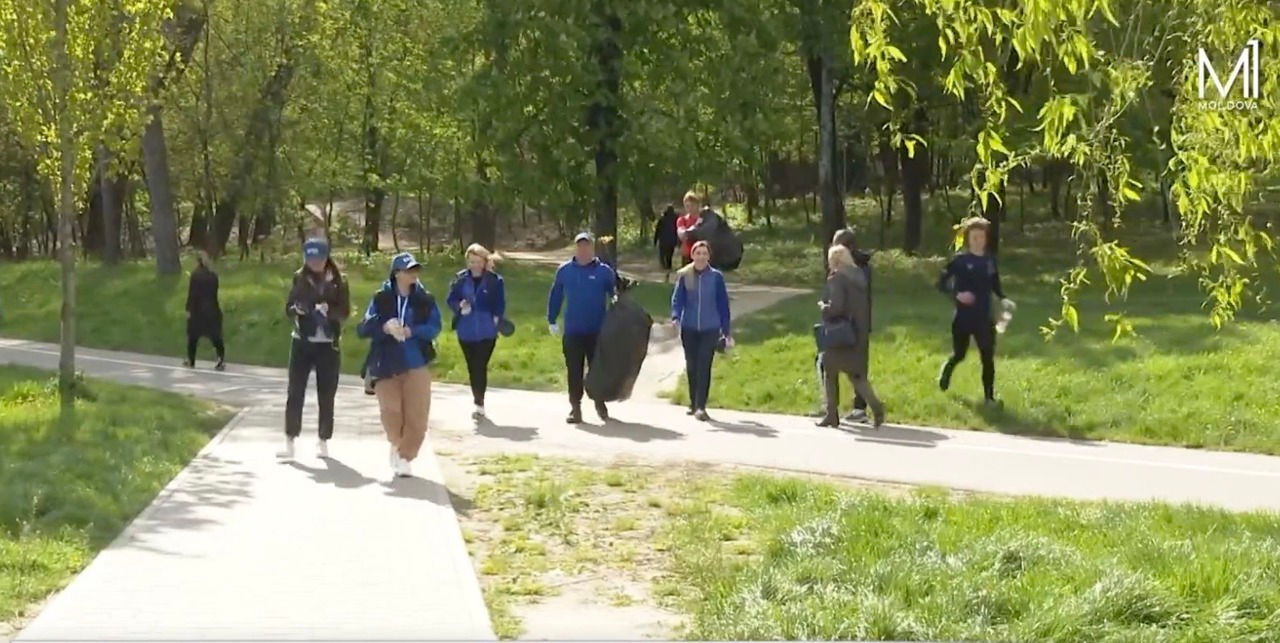 Молодежь в парке Кишинева собрала 1 мая десятки мешков мусора