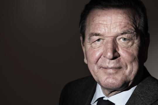 Герхард Шредер заявил в интервью Welt am Sonntag, что Европа не сможет отгородиться «железным занавесом» от потока беженцев.