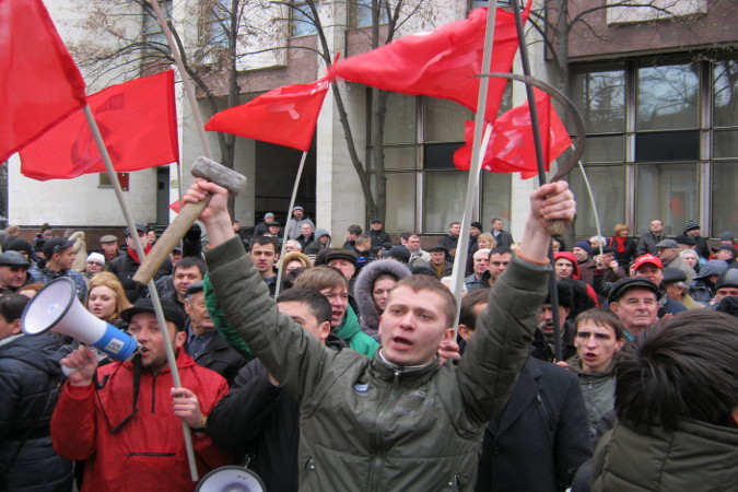 Пришла весна, а с ними акции протеста Партии коммунистов, которые станут регулярными.