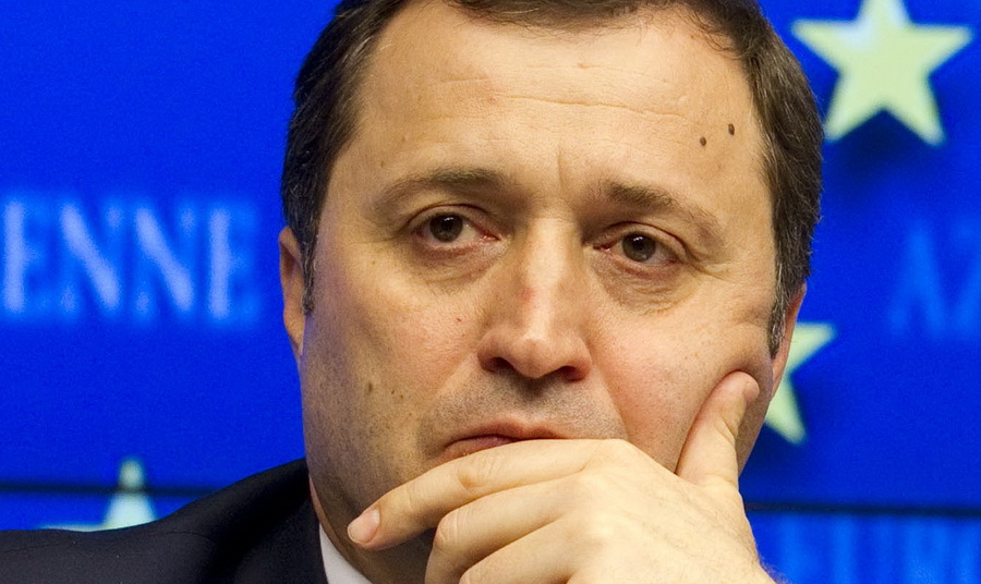 Eu, Vitalie Cojocari realizez că Moldova văzută pe geamul limuzinei este o ţară înfloritoare, totuşi, las-o mai moale, nea Filat.