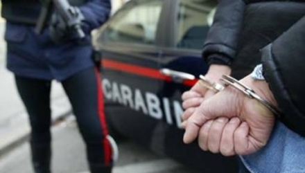В Италии полиция задержала 38-летнего молдаванина по подозрению в насиловании на протяжении нескольких лет своей жены и свояченицы.