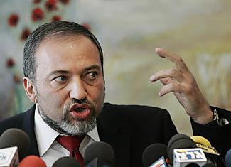 Acuzațiile au fost trimise astăzi în instanță. Domnul Lieberman este acuzat de abuz de încredere ", a spus reprezentantul ministerului justiției. 