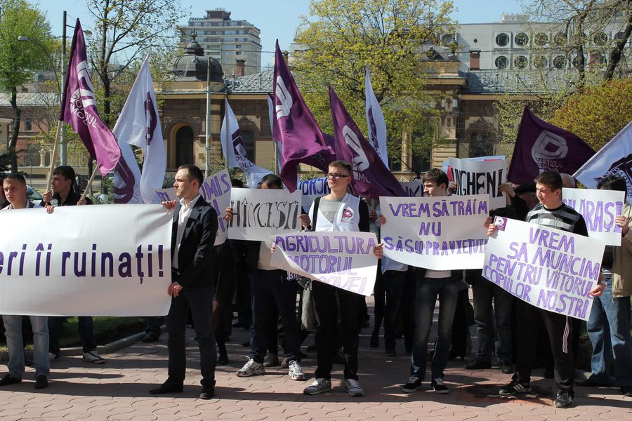 Fermieri, producători agricoli, membri ai Partidului Popular din Republica Moldova, au protestat astăzi, 23 aprilie, în faţa Ministerului Agriculturii.