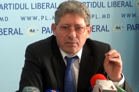 Михай Гимпу уточнил, что подписать документ "могли лишь депутаты-предатели, как независимые, но не как председатель фракции".