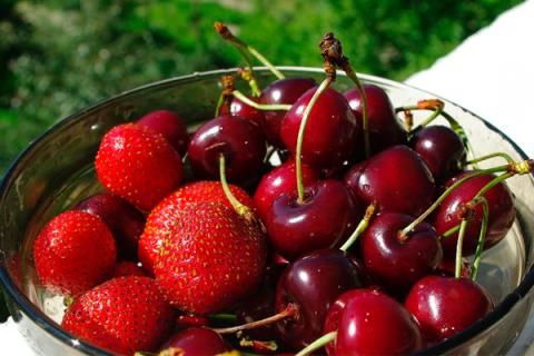 Цены на сезонные фрукты и ягоды остаются высокими.