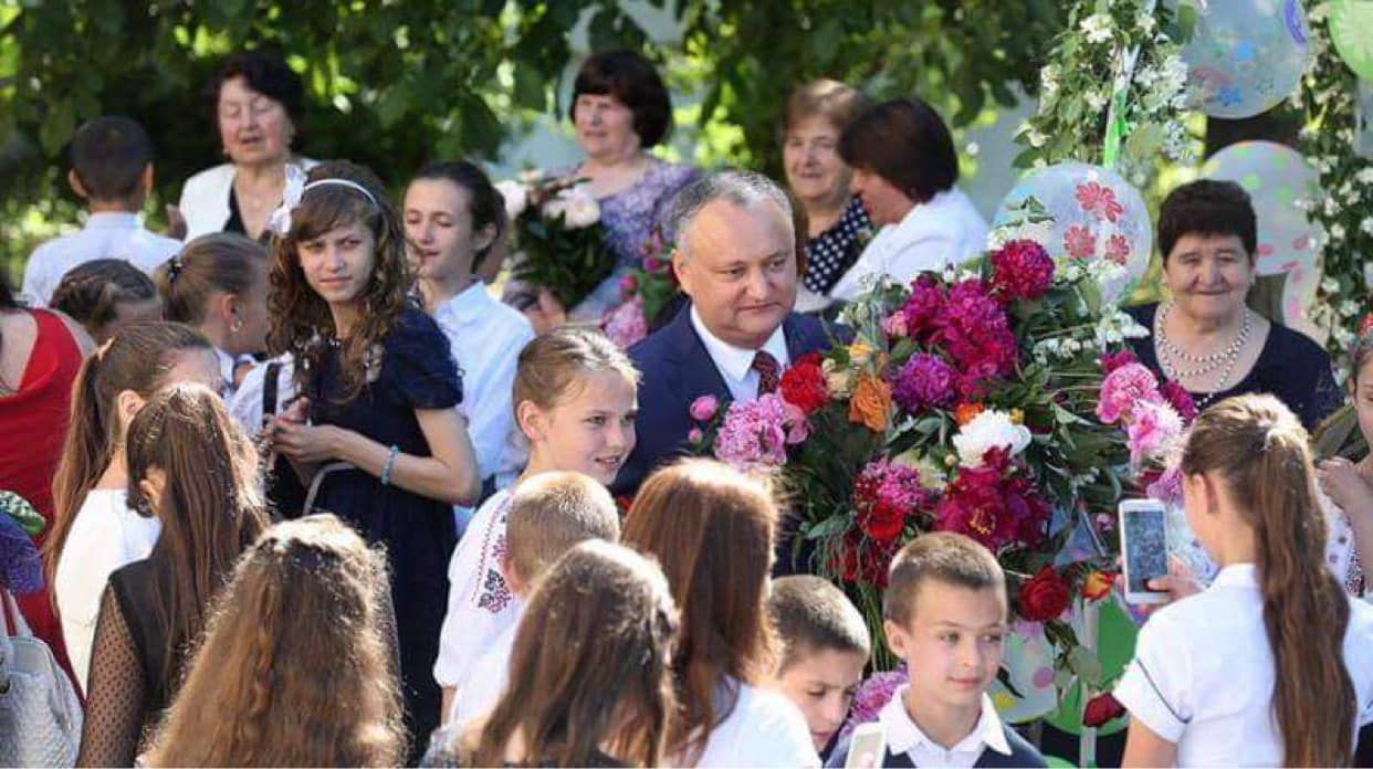 Президент Молдовы Игорь Додон поздравил школьников с началом нового учебного года. 