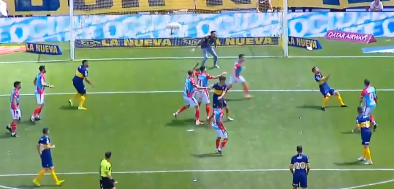 Экс-звезда Ман Сити и Ювентуса забил шикарный гол ударом через себя.
