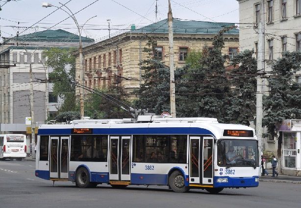Троллейбусы и автобусы будут курсировать по городу до полуночи.