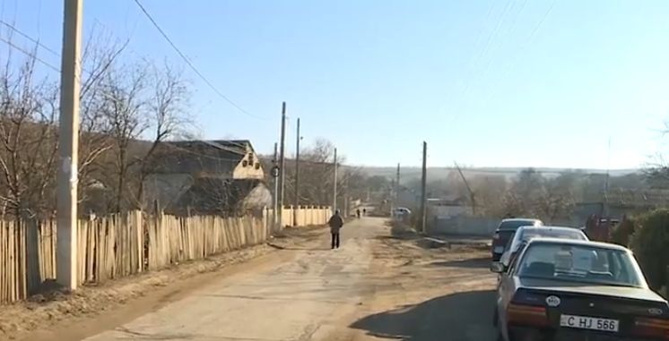 Жители десятков сёл годами ждут обещанные водопровод и канализацию.