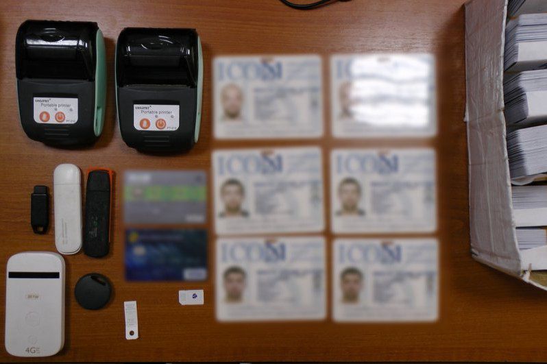 В ходе обысков были обнаружены и изъяты компьютеры, мобильные телефоны и SIM-карты, образцы удостоверений личности. Фото: border.gov.md.
