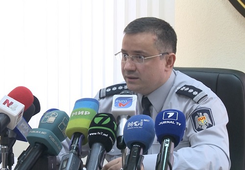 Ион Бодруг отметил, у полиции есть основания предполагать, что преступник или ранее работал в ОВК или имел подробную информацию об организации ее деятельности.