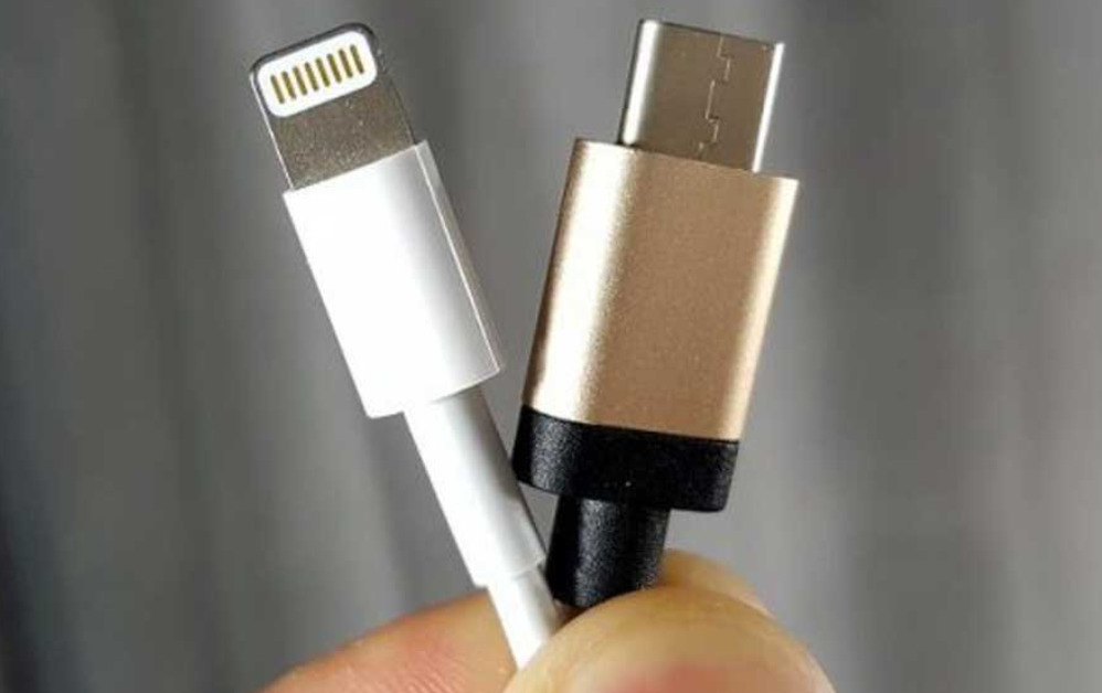 Apple добавит быструю зарядку в комплект новых iPhone.