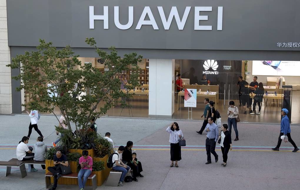 Правительство США просит суд отклонить иск Huawei.