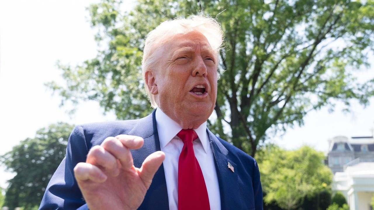 Трамп пошутил, что хотел бы стать новым папой римским.