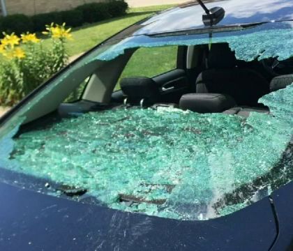 Un bărbat a vandalizat cu un topor circa 15 mașini. A ajuns pe mâna polițiștilor. Foto: protv.md