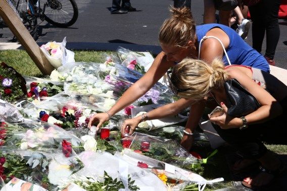 Soția autorului masacrului comis la Nisa pe Promenade des Anglais, eliberată duminică după 48 de ore în arest, a fost victimă a violențelor.