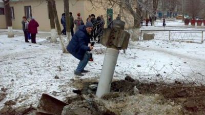 Cel puțin doi oameni au murit, iar doi au fost răniți, după ce un obuz a căzut asupra unei stații de autobuz în centrul orașului Donețk.