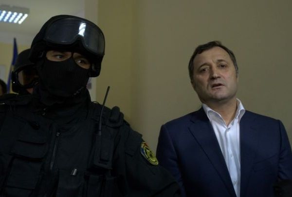 Влад Филат обвиняется в пассивной коррупции и торговлей влиянием.