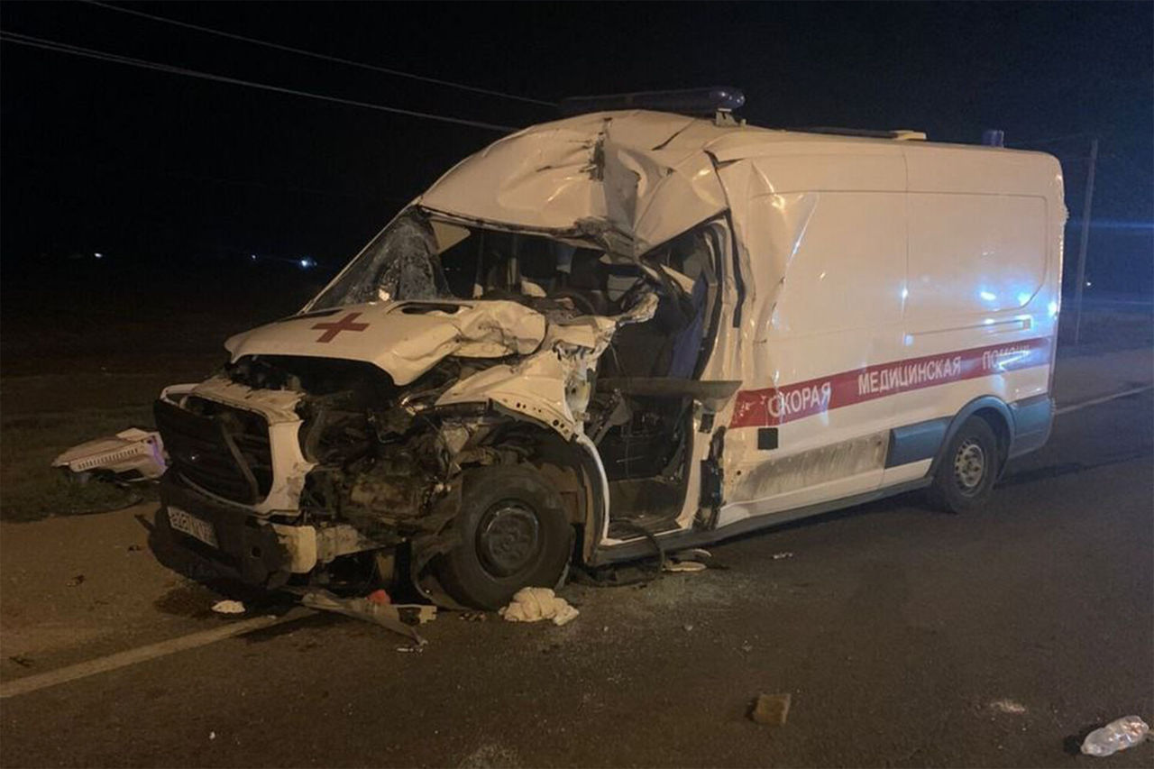 Женщина попала под трактор и выжила, но погибла в ДТП по дороге в больницу.